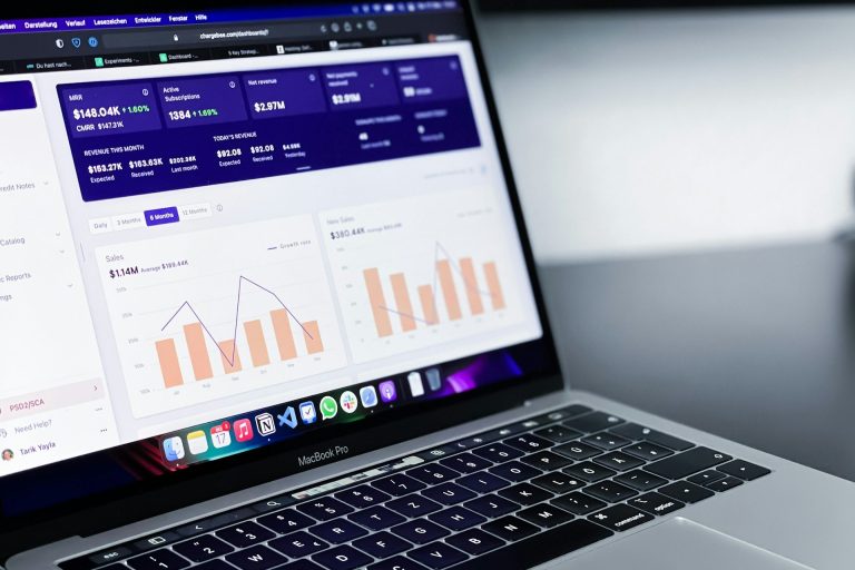 Vertrieb Laptop mit Diagrammen und Datenanalysen auf dem Bildschirm.
